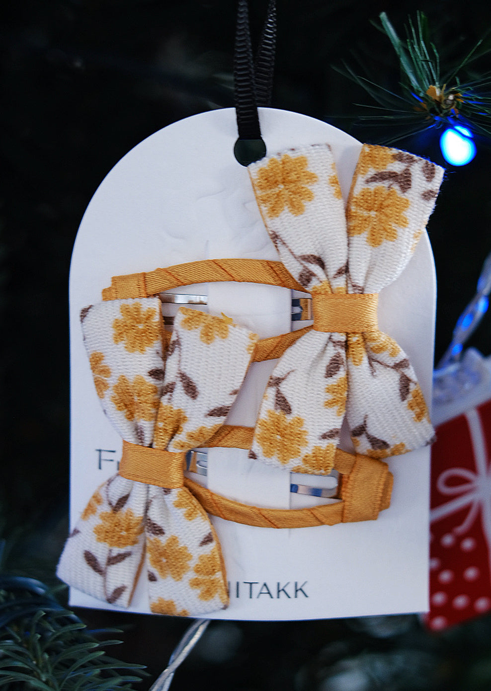 A set of white bow with yellow flowers, perfect for the summer.