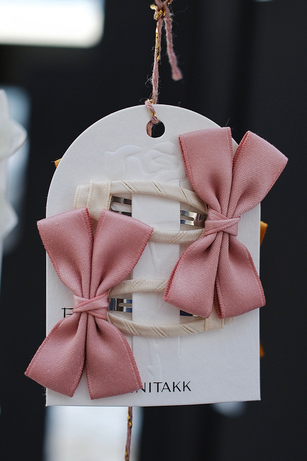 A set of delicate pink bows, ideal for a sweet and charming look.
