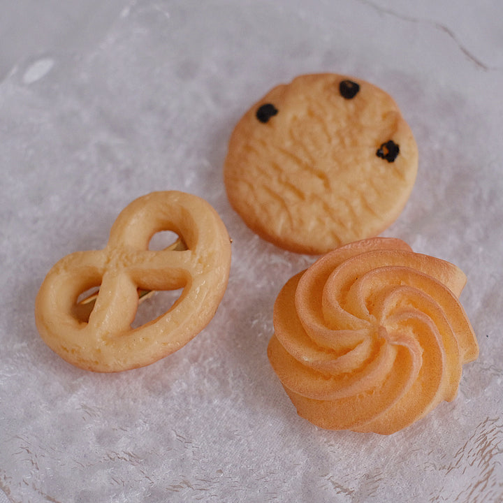 Those hair clips are designed to resemble real butter cookies. This delightful set is sure to bring joy and cheer to children during the holiday festivities.