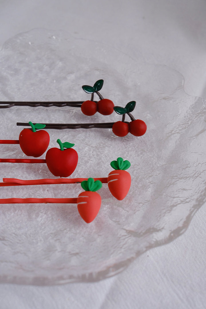 This hair clip set contains 6 bobby pins in total.