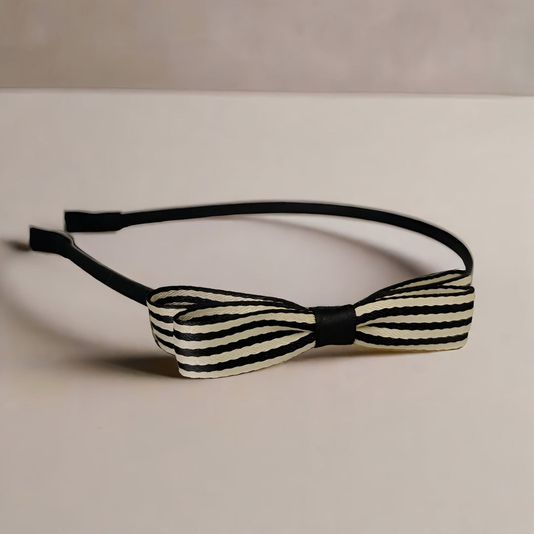This headband features a striking bow with bold beige and black stripes, crafted from high-quality fabric. The 9 cm double-layer bow adds a trendy and stylish flair to any look, ideal for both casual wear and special occasions.