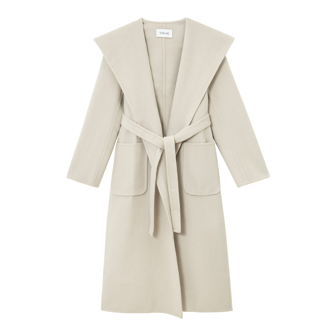 The off-white robe coat is a staple piece to style a sophisticated and clean winter look.