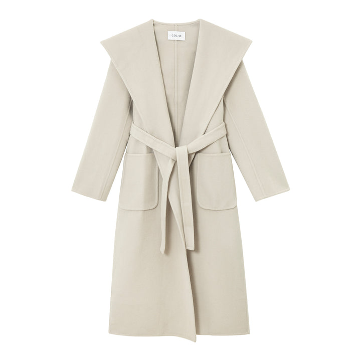 The off-white robe coat is a staple piece to style a sophisticated and clean winter look.