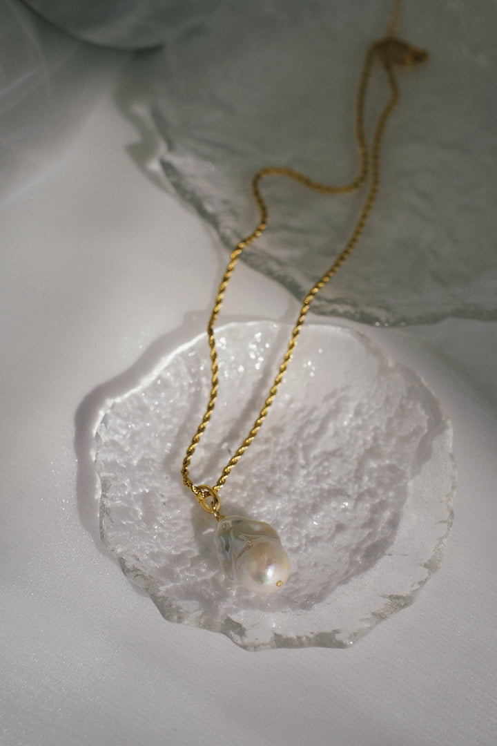 Make a statement with our stunning baroque pearl necklace, perfect for everyday elegance.