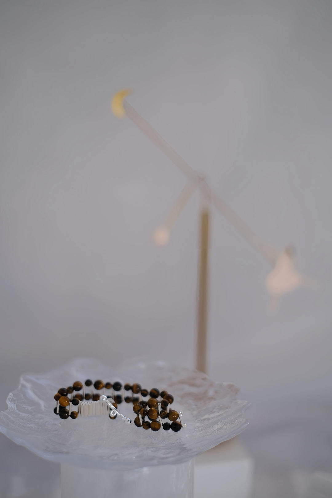 Measuring 17 cm, this bracelet combines the warmth of vintage style with contemporary sophistication.