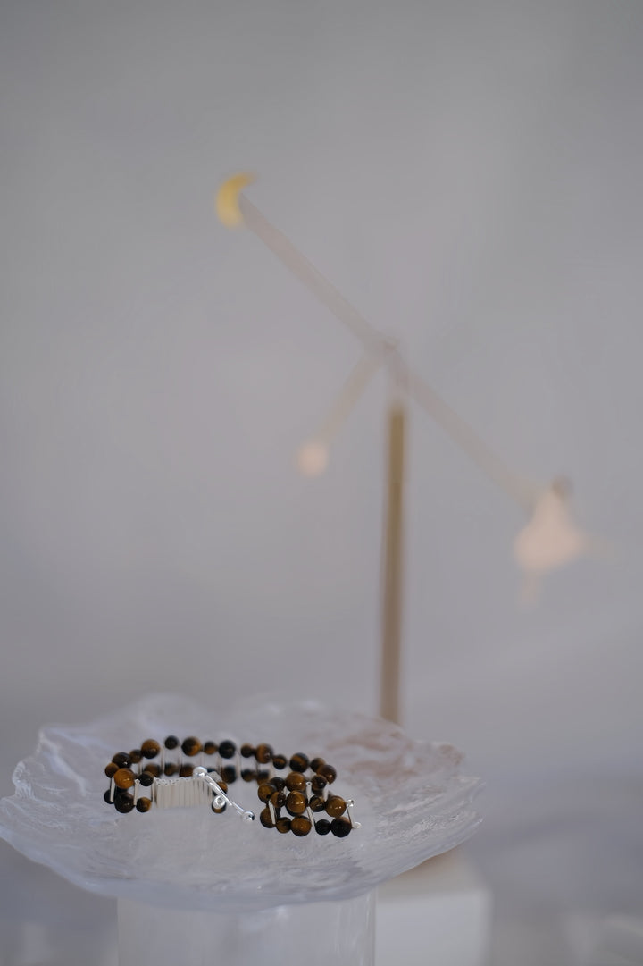 Measuring 17 cm, this bracelet combines the warmth of vintage style with contemporary sophistication.