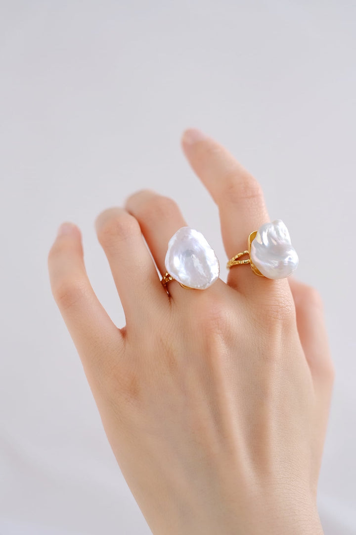 These baroque pearl rings add a substantial feel to its luxurious design.