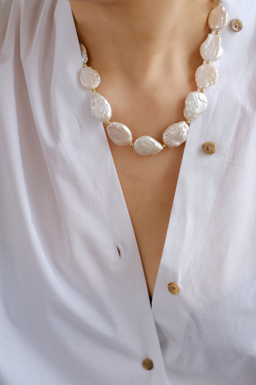 This statement piece necklace is perfect for any occasion - making it a must-have for your wardrobe.