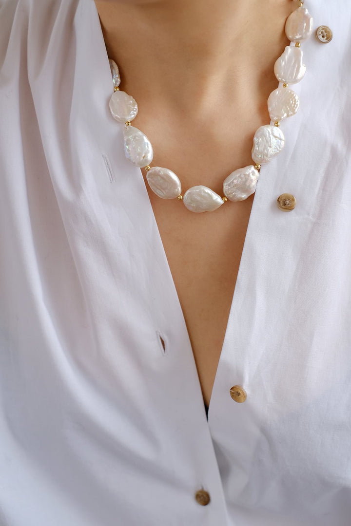 This statement piece necklace is perfect for any occasion - making it a must-have for your wardrobe.