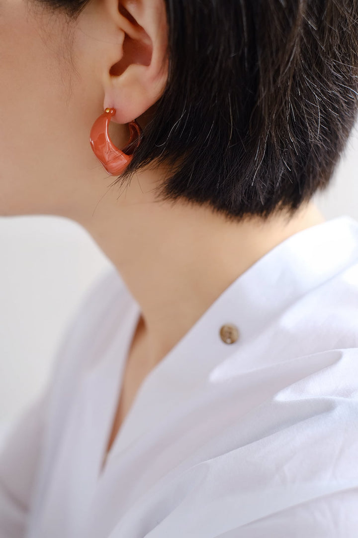 The sleek curves of the wavy design catch the light beautifully, adding a subtle shine to your ensemble.