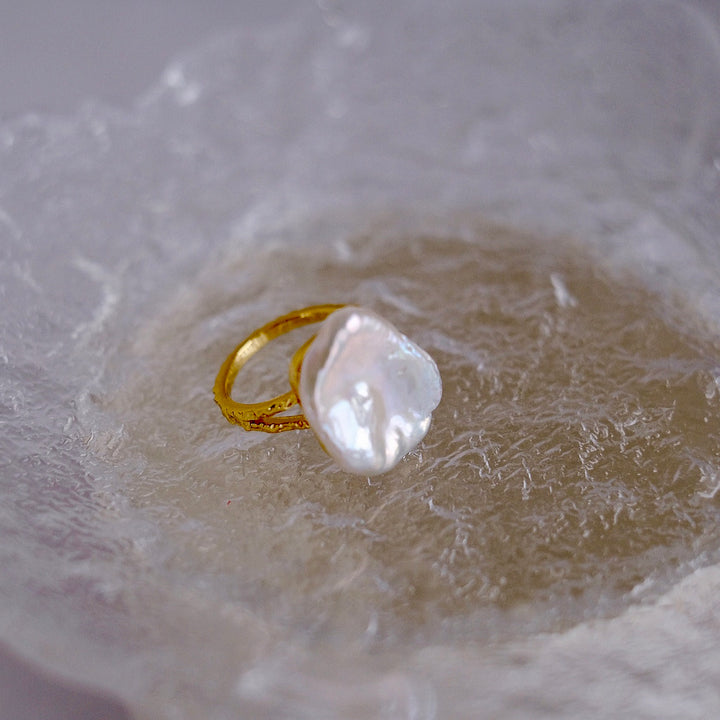 Highlight the timeless elegance of the coin baroque pearl ring, with its subtle and sophisticated aesthetic.