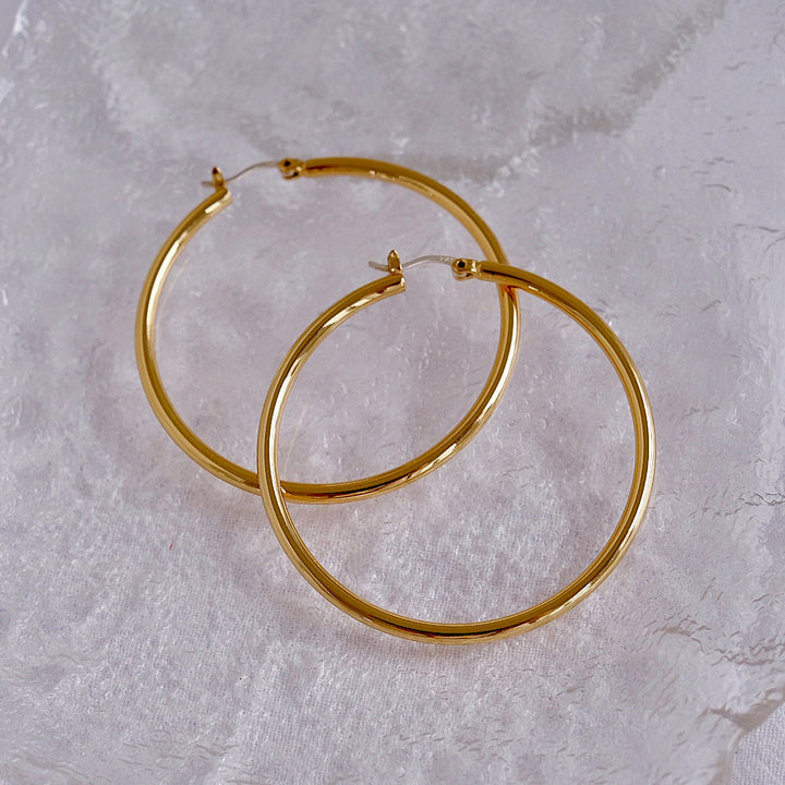 These stunning gold-plated hoop earrings are the perfect blend of classic design and modern elegance, making them a staple accessory for any jewelry enthusiast.