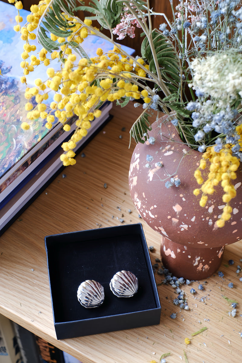 Seashell - huggie earrings in gold and silver colors