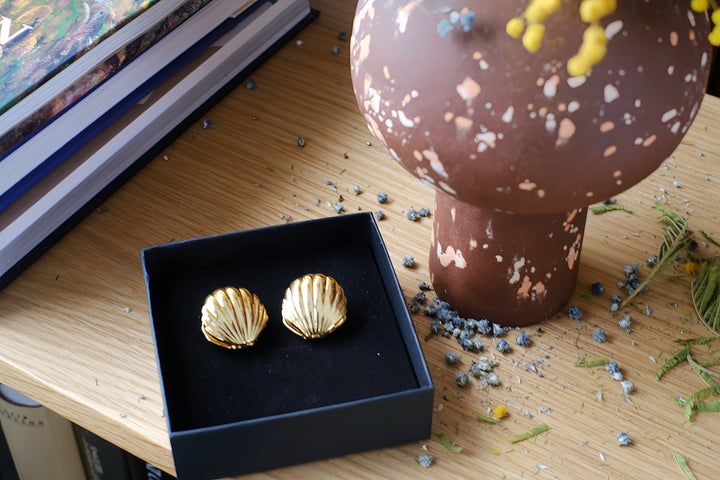 Seashell - huggie earrings in gold and silver colors