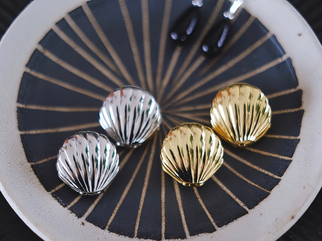 Seashell - huggie earrings in gold and silver colors