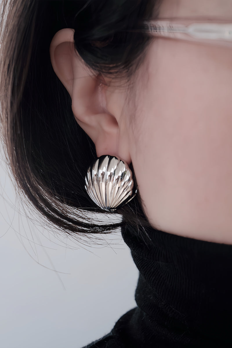 Seashell - huggie earrings in gold and silver colors