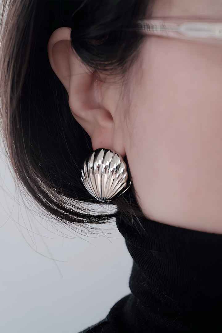 Seashell - huggie earrings in gold and silver colors