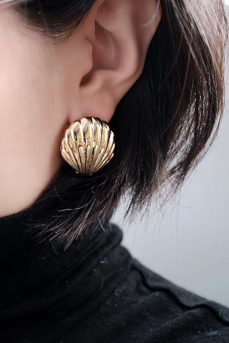 Seashell - huggie earrings in gold and silver colors