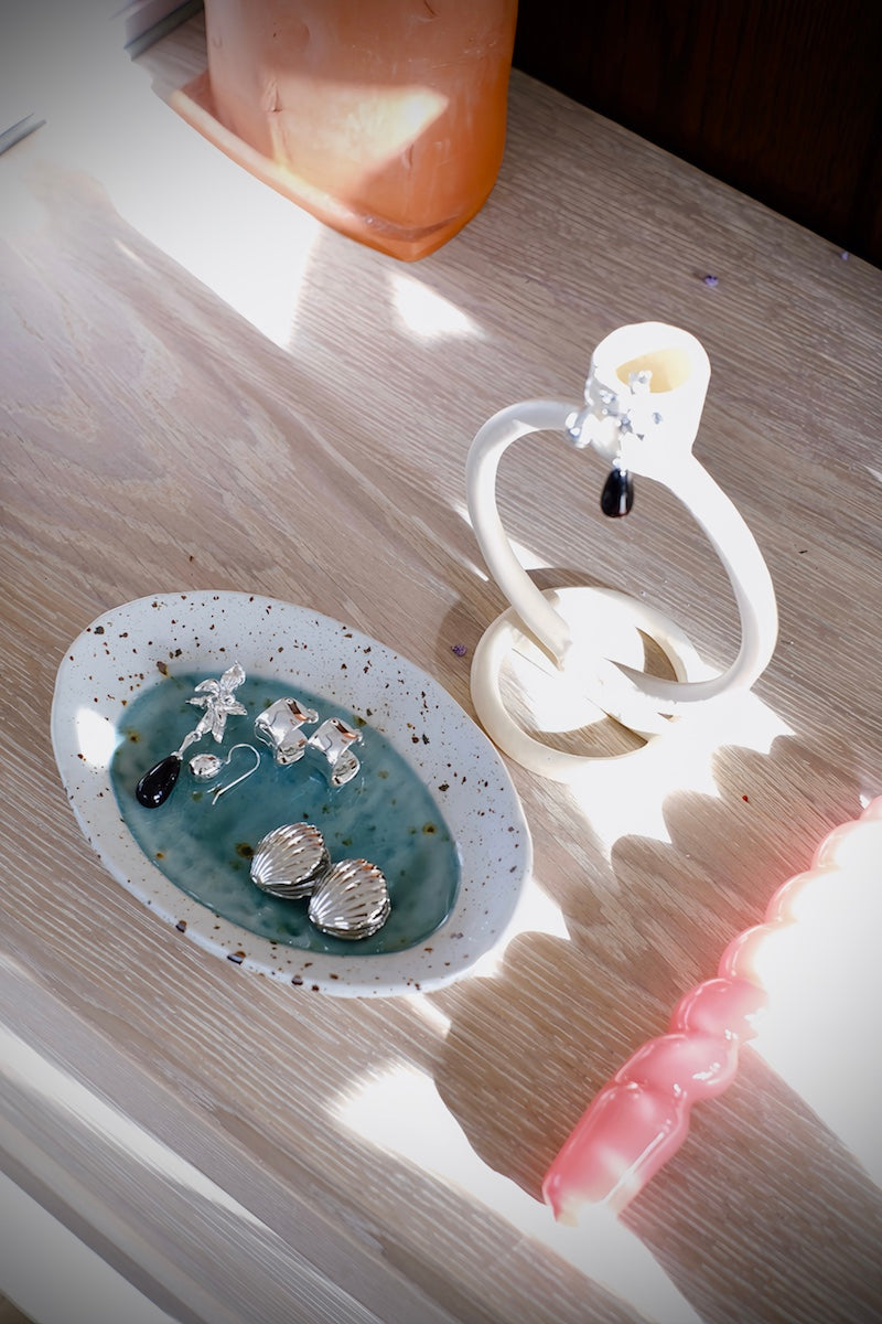 Seashell - huggie earrings in gold and silver colors