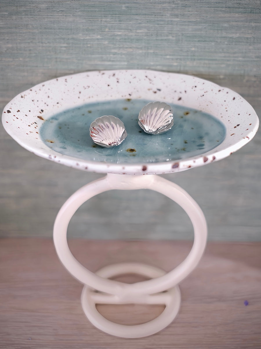 Seashell - huggie earrings in gold and silver colors