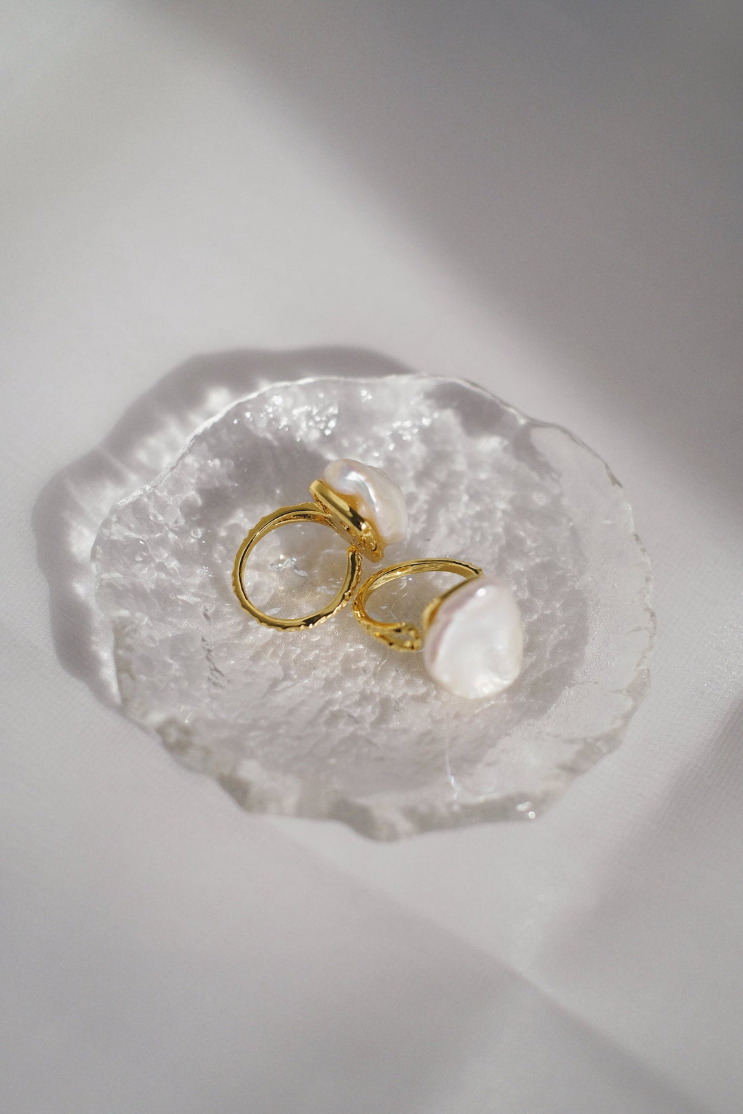 The exquisite craftsmanship of the double-layer gold bands complements the beauty of the baroque pearls.