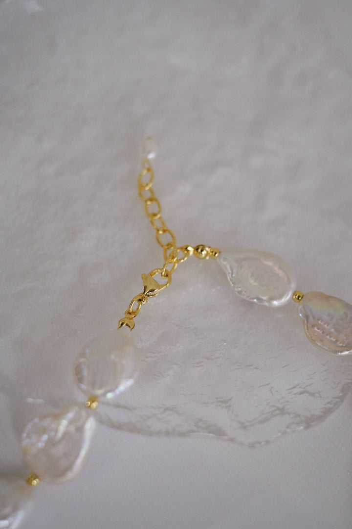 The necklace has an adjustable length ranging from 39 to 43 cm, ensuring a perfect fit for any neckline.