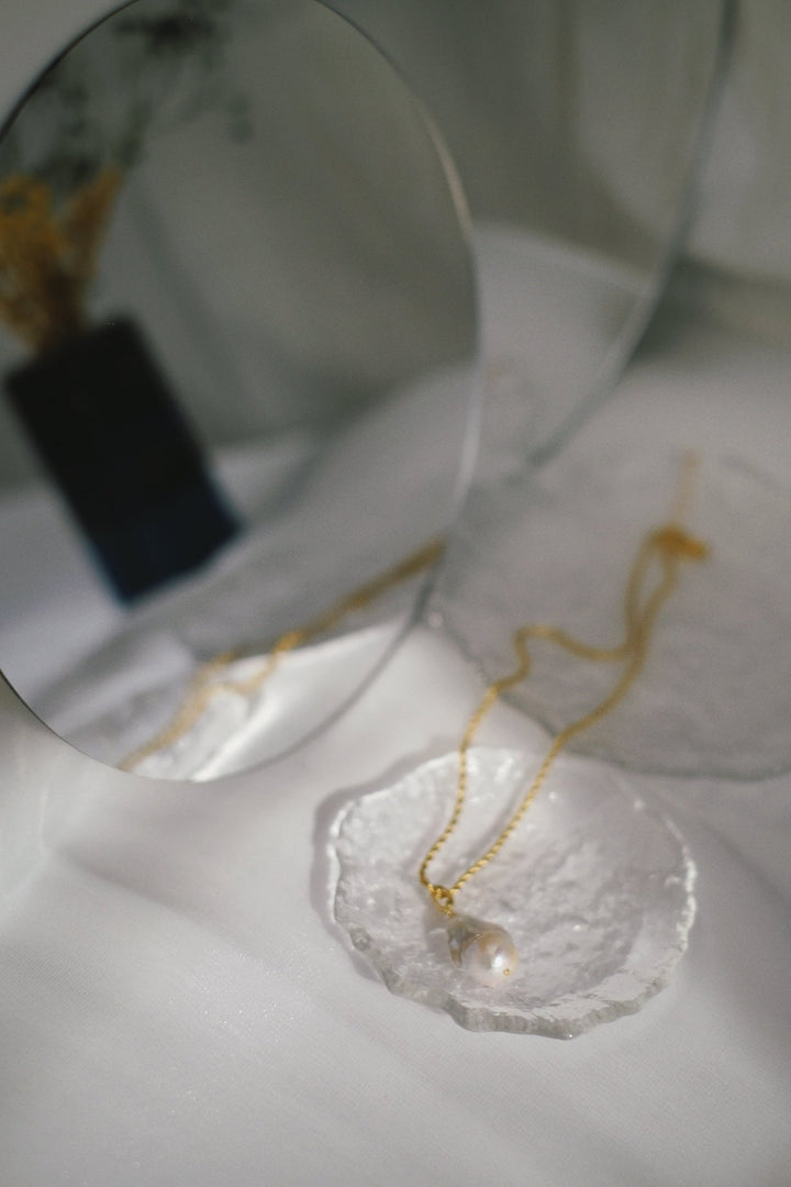 Add a touch of luxury to your ensemble with our elegant baroque pearl pendant necklace.