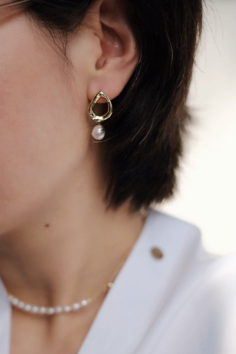 Embrace the allure of baroque pearls and the lasting beauty of gold-filled jewelry with the Golden Harmony Pearl Earrings. These stunning earrings are a must-have for any jewelry enthusiast who appreciates both style and substance.