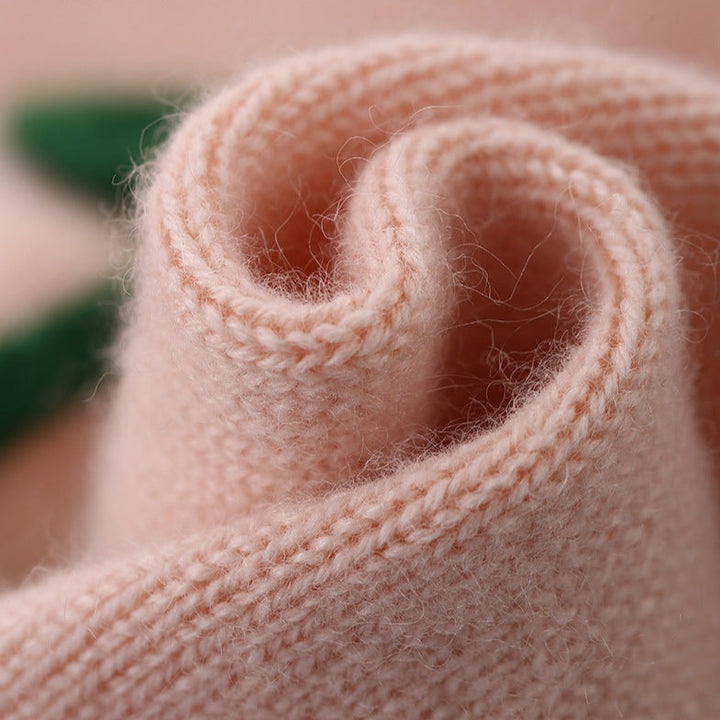 This children's cashmere sweater is made from a soft blend of 80% cashmere and 20% wool, perfect for kids' fashion and warm layering for children.