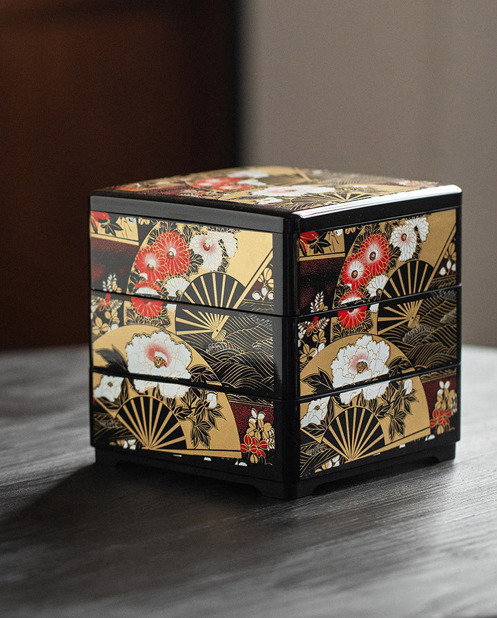 This design showcases elegant gold leaf illustrations of Japanese kimonos and cherry blossoms, symbolizing grace and prosperity.
