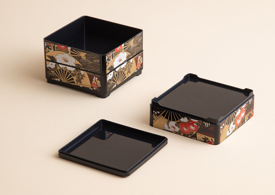 A detailed shot of the jewelry box’s lid and base, focusing on the smooth, polished finish and the seamless integration of the lacquer layers. The underside of the lid and the base are shown, revealing the meticulous craftsmanship that ensures the box's durability and aesthetic appeal from every angle.