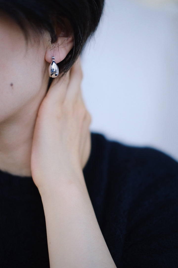 Side profile of the Vessel earrings in sterling silver